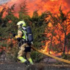 Bomberos trabajando en el incendio de Aldea de la Valdoncina