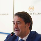 El consejero de Medio Ambiente, Vivienda y Ordenación del Territorio, Juan Carlos Suárez-Quiñones, durante la firma del Protocolo de Abastecimiento de Agua potable en la provincia de Valladolid.