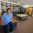 Ángel Vegas, alcalde de Lomoviejo, en la escuela que ha cerrado por falta de alumnos.