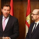 Óscar Puente y Marco Morala en la visita al Ayuntamiento de Ponferrada.