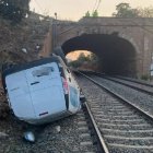 Furgoneta volcada en las vías del tren