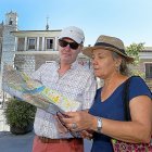 Dos personas sostienen un mapa turístico en una plaza vallisoletana.