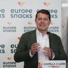 El presidente de la Junta de Castilla y León, Alfonso Fernández Mañueco, visita la planta de Europe Snacks de Medina del Campo.