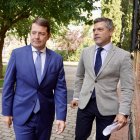 El presidente de la Junta de Castilla y León, Alfonso Fernández Mañueco, y el director de Comunicación de la Junta, Julio López Revuelta.