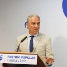 El vicesecretario de Coordinación Autonómica y Local del PP, Elías Bendodo, en la clausura de la reunión del Comité Ejecutivo Autonómico del PPCyL.