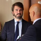 El portavoz de VOX en las Cortes, Juan García-Gallardo, y el portavoz adjunto, Carlos Menéndez.