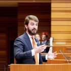El portavoz de VOX en las Cortes, Juan García-Gallardo, durante la segunda sesión del pleno.