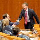 El portavoz del PP, Ricardo Gavilanes, saluda al presidente de la Junta, Alfonso Fernández Mañueco.