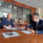 Jesús Mediavilla, presidente del Banco de Alimentos de Castilla y León, y Jesús García del Valle, director de Aquona, durante la firma del acuerdo.
