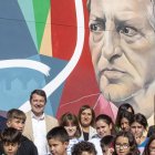 David Sánchez Tenrero, Alfonso Fernández Mañueco, Rocío Lucas Navas y Alicia García Rodríguez junto al mural de Adolfo Suárez en Fontiveros.