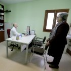 El médico de Familia Miguel Ángel Castilla en el consultorio local de Viloria del Henar (Valladolid) donde atiende a sus pacientes