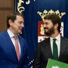 El presidente de la Junta, Alfonso Fernández Mañueco, y el portavoz de VOX en las Cortes, Juan García-Gallardo