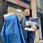 Juan José Rodríguez, frente a su taller Donatila Costura, en la calle Esgueva de Valladolid.