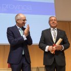 Javier Iglesias entrega la Medalla de Oro de la provincia de Salamanca al Bolsín Taurino de Ciudad Rodrigo.