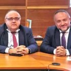 El consejero de Sanidad, Alejandro Vázquez, y el presidente de la Diputación de León, Gerardo Álvarez Courel, en la reunión de este lunes.