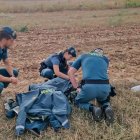 Momento en el que los agentes de la Guardia Civil atienden a la anciana desaparecida tras localizarla.
