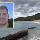 Playa del Torn, cerca de donde apareció el cuerpo sin vida del joven salmantino y en miniatura una imagen de David
