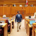 El portavoz de VOX en las Cortes, Juan García-Gallardo, tras una de sus intervenciones en el pleno.