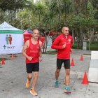 El atleta David Ontaneda también ultrafondista David Fernández (D) realizando el "Reto 100 horas contra el cáncer".
