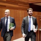 Carlos Menéndez y Juan García-Gallardo en el pleno de las Cortes de Castilla y León.