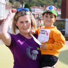 Darío y su madre, Beatriz de Haro, en la carrera solidaria por la investigación de su enfermedad.