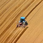 Un agricultor ara un campo de cultivo con su tractor para proceder a la sementera