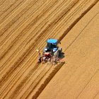 Un agricultor ara un campo de cultivo con su tractor para proceder a la sementera