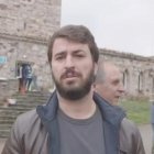 Juan García-Gallardo ante el centro de acogida de migrantes en Brazuelo