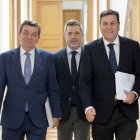 El consejero de Economía y Hacienda y portavoz, Carlos Fernández Carriedo, y el consejero de la Presidencia, Luis Miguel González Gago.