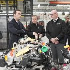 El ministro de Economía, Comercio y Empresa, Carlos Cuerpo, durante la visita a la planta de Horse en Valladolid.