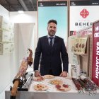 Miguel Cepeda, propietario de la empresa vallisoletana San Jamón, durante el Salón Internacional de la Alimentación de París (SIAL París).