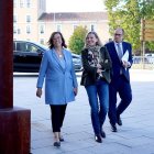 La vicepresidenta y consejera de Familia e Igualdad de Oportunidades de la Junta de Castilla y León, María Isabel Blanco, junto a la presidenta de la FRMP Ángeles Armisén, en la Constitución de la Comisión de Trabajo de la FRMP de Familia e Igualdad de Oportunidades.