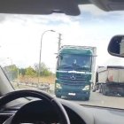 Camión circulando en sentido contrario por una rotonda de Soria.