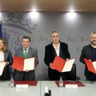La secretaria general autonómica de la CEOE, María Teresa Cetulio, el consejero de la Presidencia, Luis Miguel González Gago, el secretario autonómico de Políticas Públicas y Diálogo Social de CCOO, Saturnino Fernández, y el secretario autonómico de Acción Sindical de UGT, Raúl Santa Eufemia.