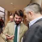 Juan García-Gallardo y David Hierro antes de la Junta de Portavoces de este jueves.