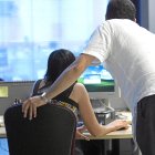 ACOSO LABORAL. ACOSO SEXUAL EN EL TRABAJO - BILBAO - PAIS VASCO.  UN HOMBRE Y UNA MUJER TRABAJAN EN UNA OFICINA. VERTICAL