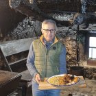 Luis Alvarado, con un cocido montañés leonés, en la Casa del Humo, en Lois.
