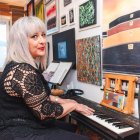 Daría Ras muestra orgullosa toda su discografía que incluye multitud de colaboraciones.