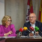 El presidente del Consejo Autonómico de Enfermería de Castilla y León, Enrique Ruiz Forner, y la secretaria general, Isabel Galán Andrés, en la presentación del informe