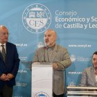 El presidente del Consejo Económico y Social (CES) de Castilla y León, Enrique Cabero, el presidente nacional de Cermi, Luis Cayo, y el presidente de la Plataforma del Tercer Sector de la Comunidad, Francisco J. Sardón, durante la jornada 'Presente y futuro de las entidades del tercer sector'.