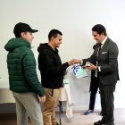 El consejero de Medio Ambiente, Vivienda y Ordenación del Territorio, Juan Carlos Suárez-Quiñones, entrega las llaves de las viviendas de camineros de la localidad leonesa de Valencia de Don Juan