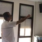 Un paciente usa la televisión de un hospital, en una imagen de archivo
