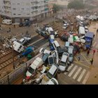 Estado de un paso a nivel de Alfafar, un municipio de Valencia, tras la DANA.