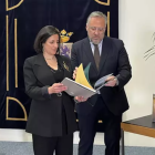 La historiadora Beatriz Sánchez y el presidente de las Cortes de CyL, Carlos Pollán, presentan el Catálogo de la Colección de Arte de las Cortes.