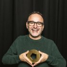 Pablo Guerrero posa junto a sus Pentawards, conocidos como “los Oscar del diseño”. ArgiComunicación