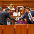 Fernández Carriedo y Fernández Mañueco se estrechan la mano tras la aprobación del techo de gasto en las Cortes.