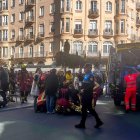 Cae un arco de iluminación navideña y alcanza a un peatón en el centro de León.