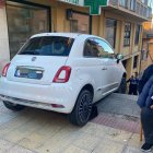 El coche encajado en las escaleras al confundir la entrada al parking