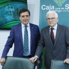 El presidente de la Caja Rural de Soria, Carlos Martínex, junto con el directo de la Fundación Científica, Juan Manuel Ruiz Liso.