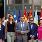 El consejero de la Presidencia, Luis Miguel González Gago, y la directora Irene Muñoz reciben a los participantes de los programas de retorno